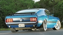 Синий Ford Mustang на хромированных катках